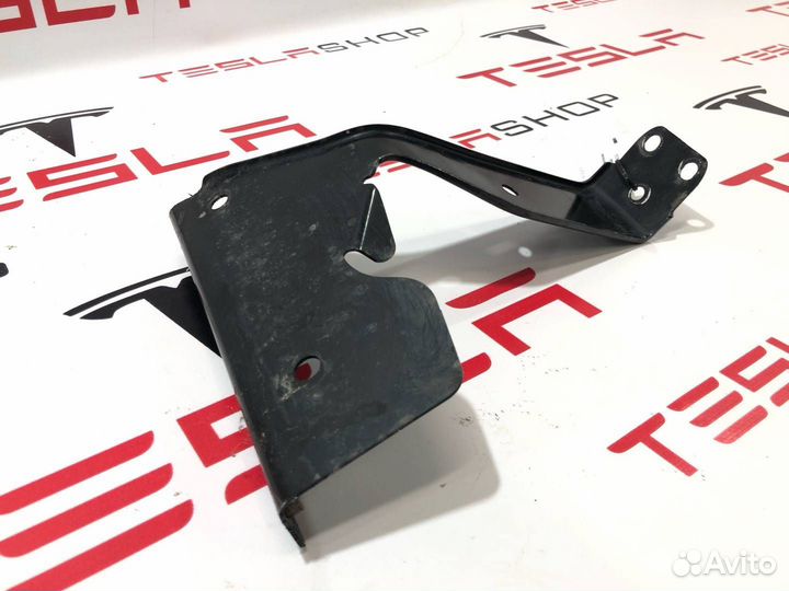 Кронштейн крепления защиты днища Tesla Model X