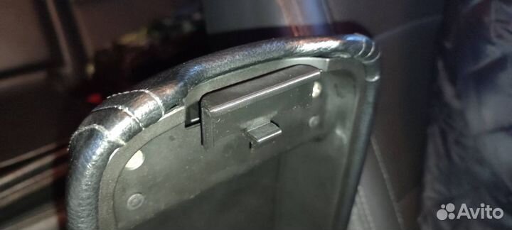 Geely Emgrand EC7 Защёлки подлокотника