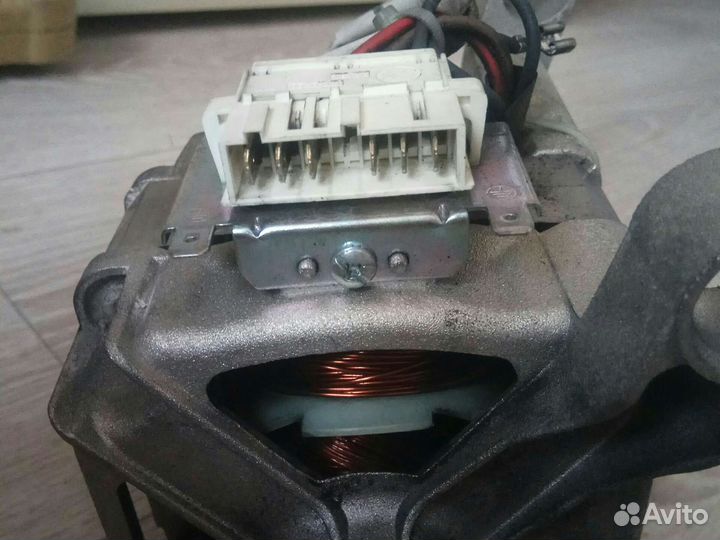 Двигататель стиральной машины с новыми щетками