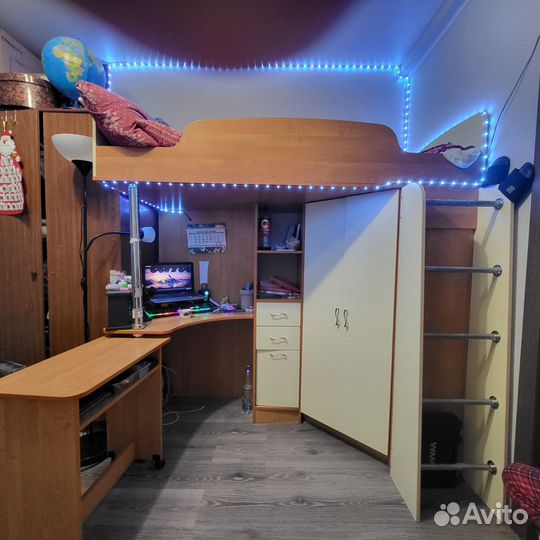 Детская кровать чердак со столом и шкафом