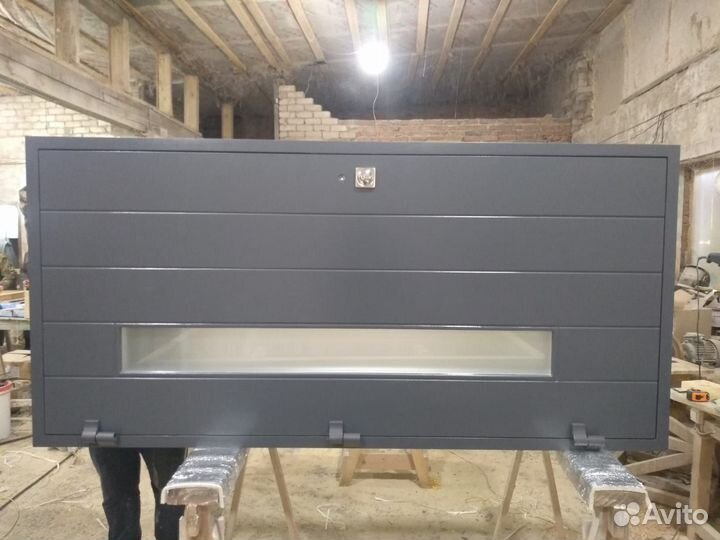 Утепленная деревянная дверь в коттедж