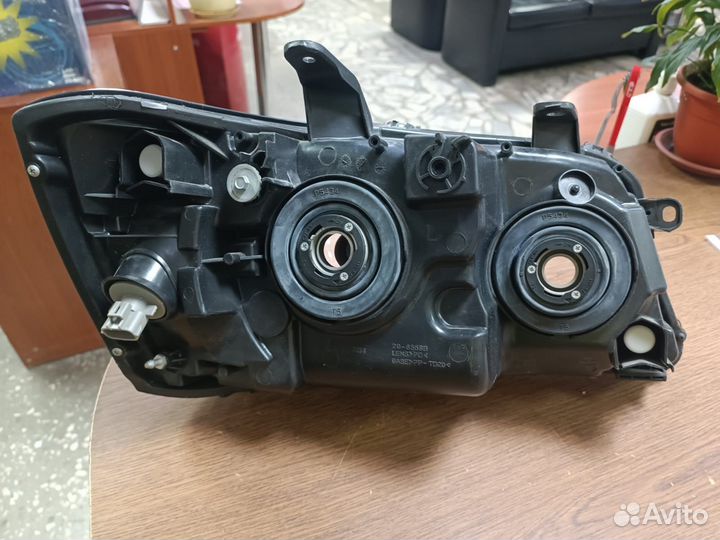 Фара на/для Toyota Highlander левая