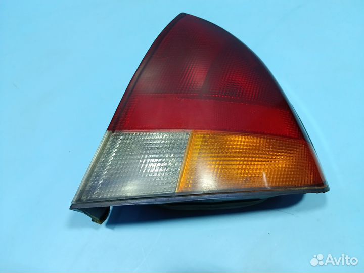 Фонарь правый для Mitsubishi Carisma