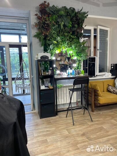 Визажист бровист