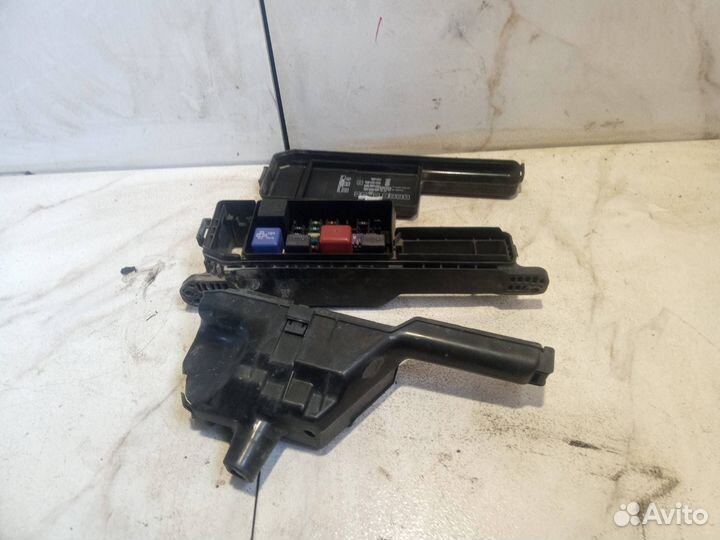 Блок предохранителей Toyota Avensis (T220) AT220L