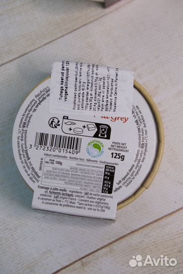 Мягкий сыр камамбер из Франции в серой золе