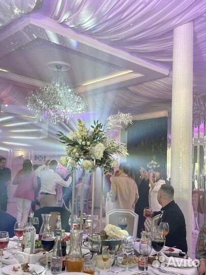 Свет на свадьбу, тяжелый дым, холодные фонтаны