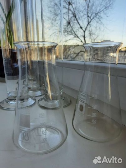 Химические лабораторные колбы, цилиндры и воронки