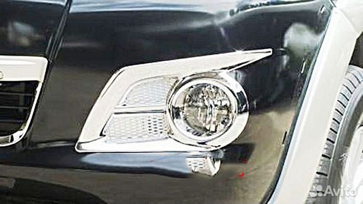 Хромированные накладки противотуманок Hilux 2012
