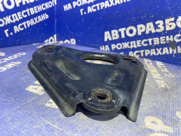 Левый кронштейн переднего подрамника Nissan Teana