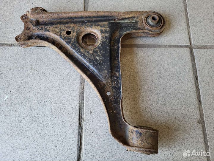 Передний рычаг Опель омега Б