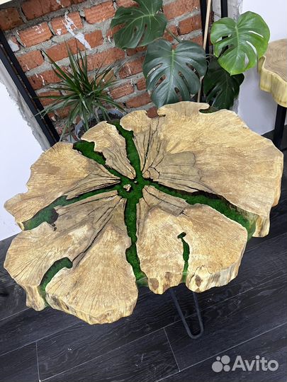 Стол из эпоксидной смолы и дерева