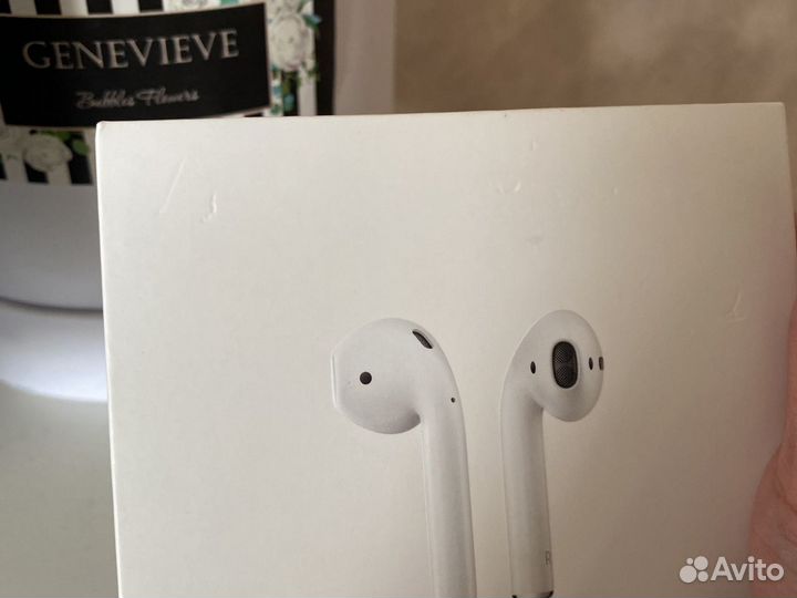 Коробка от AirPods наушников