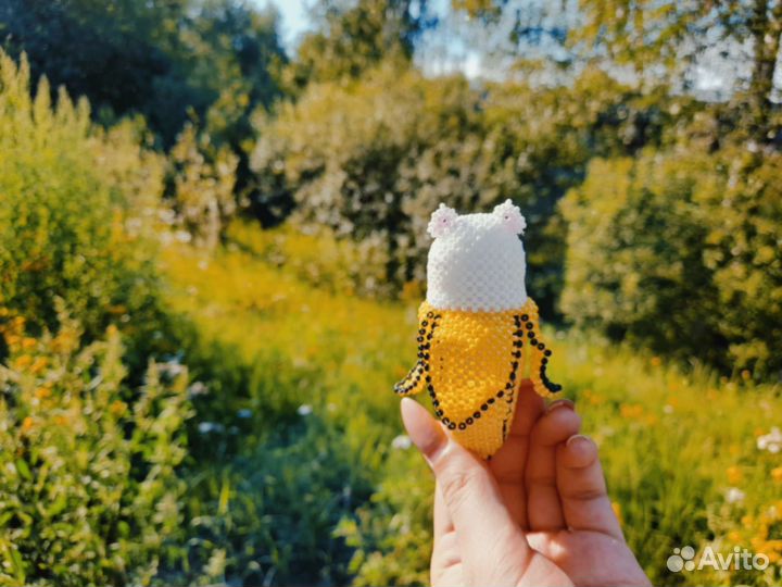 Кот альбинос в банане из чешского бисера