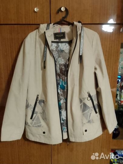 Ветровка женская