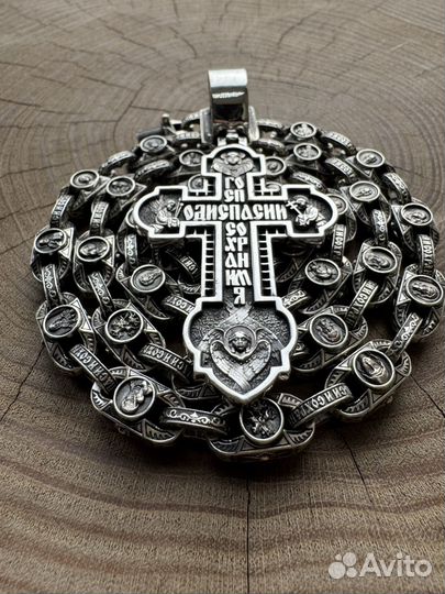 Серебряная цепь и серебряный крест