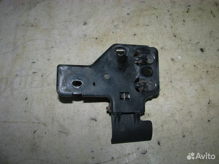 Крючок капота VW Touareg 2002-2010