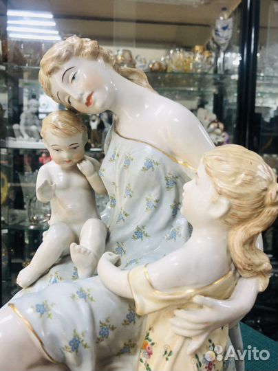 Большая Статуэтка Мать с детьми, Материнство