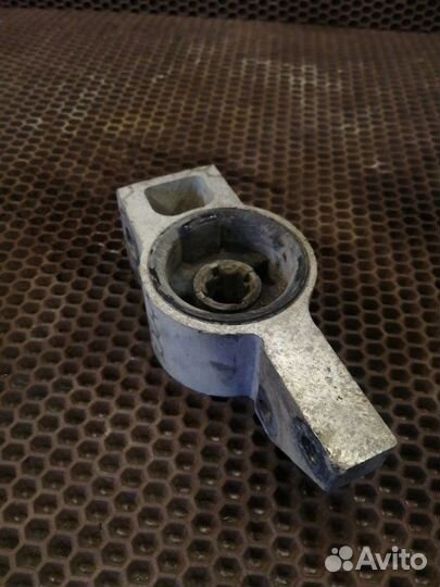 Сайлентблок рычага передний левый Volkswagen Golf