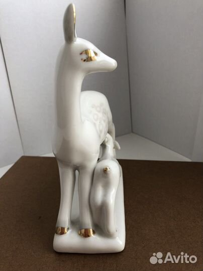 Фарфоровая статуэтка «Олениха с олененком» СССР
