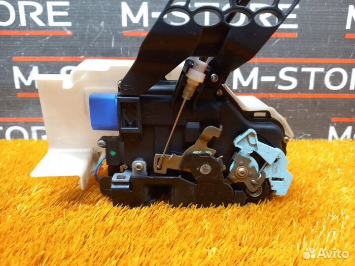 Замок двери передний правый Volkswagen Touareg 7L