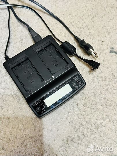 Зарядное устройство Sony AC-VQ900AM