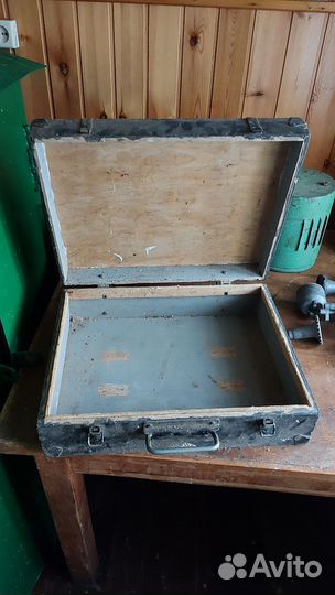 Чемодан из дерева, сундук