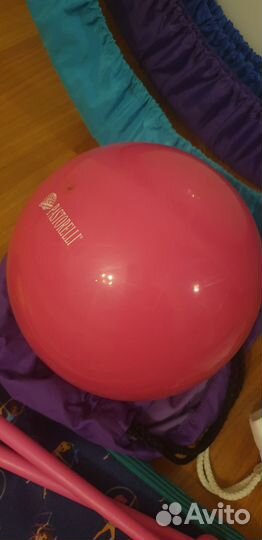 Предметы для гимнастики - обруч, мяч, булавы