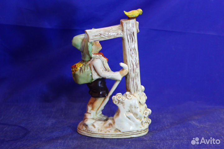 Статуэтка фарфоровая Пионер Мальчик с птичкой