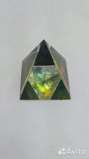 Пирамида из стекла