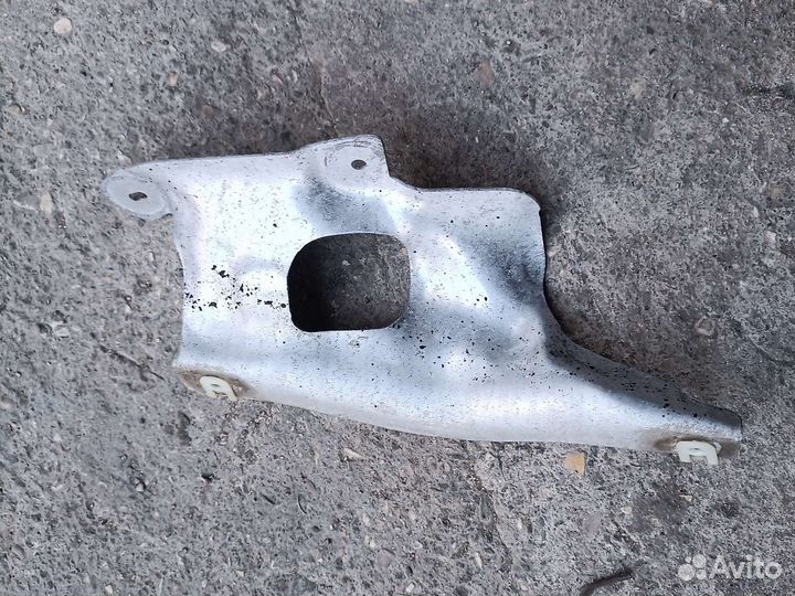 Тепловой экран моторного отсека BMW 5-ser G30