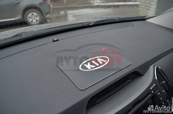 Противоскользящий коврик с логотипом авто