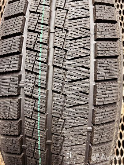 Kapsen SnowShoes AW33 245/40 R20 117T