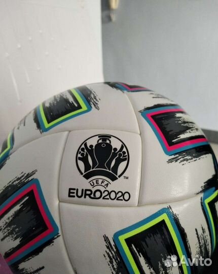 Футбольный мяч adidas uniforia