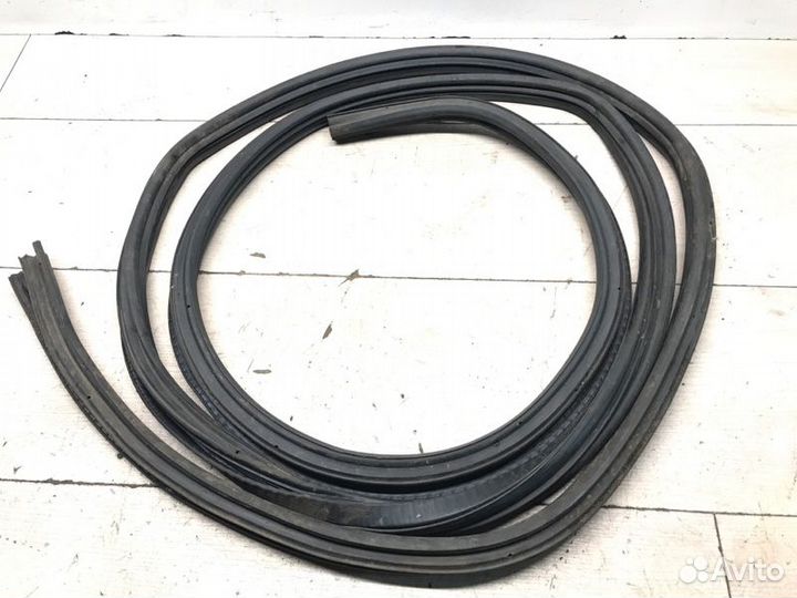 Уплотнительная резинка передняя Mercedes Vito W638