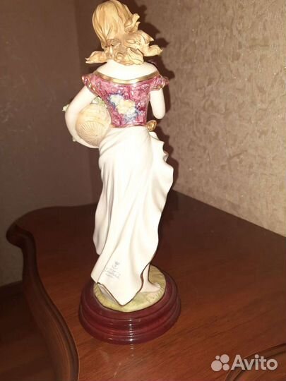 Фарфоровая статуэтка