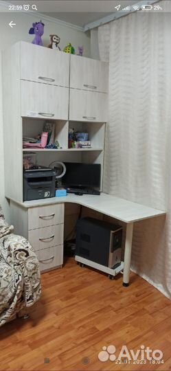 Угловой письменный стол с полками