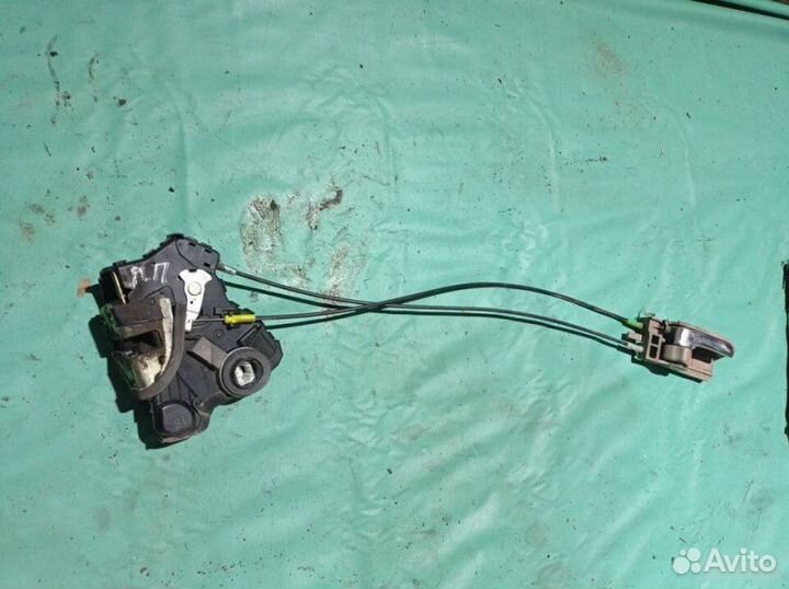 Замок двери передний правый Toyota Raum