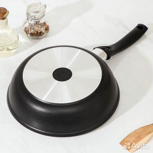 Сковорода «Традиция», d24 см, пластиковая ручка, с