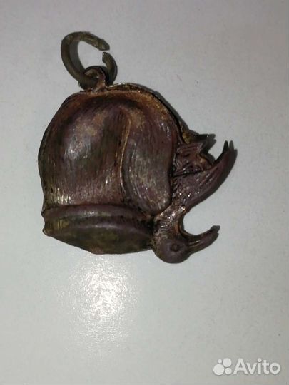 Старинный кулон, голова собаки с уткой в зубах