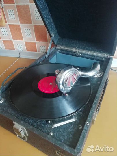 Патефон граммофон с электромотором довоенный редки