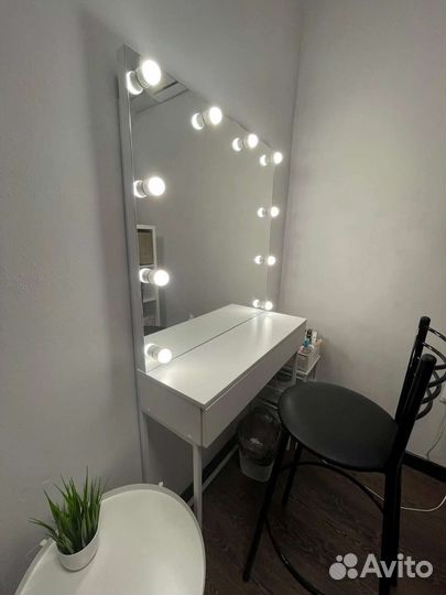 Стол с зеркалом для визажиста