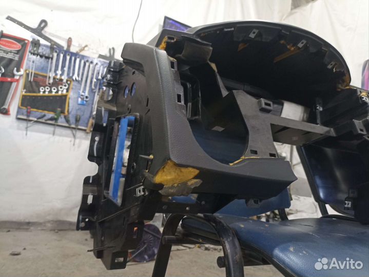 Панель торпедо ссангенг Кайрон 05-14г