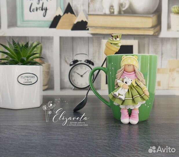 Кружка с декором из полимерной глины куколка