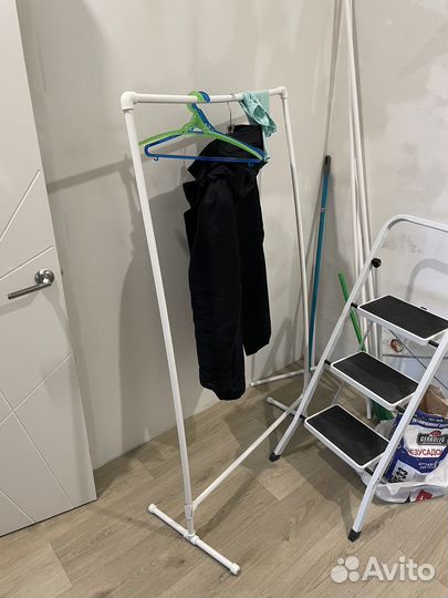 Вешалка из труб для легких одежды