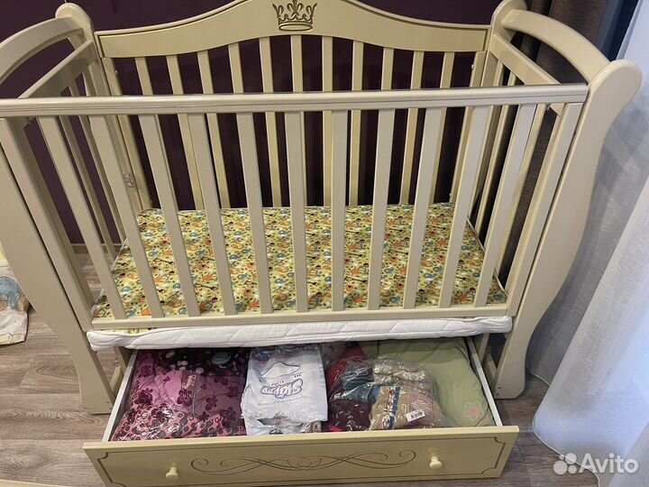 Детская кроватка с универсальным маятником