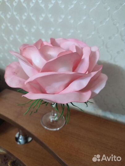 Вечная роза в колбе