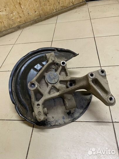 Кулак поворотный задний левый Volkswagen Passat B6