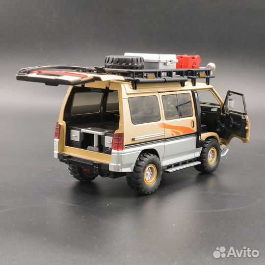 Металлическая машинка Mitsubishi Delica MPV