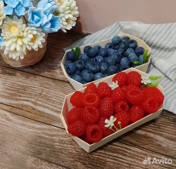 Ягоды из мыла в лукошке